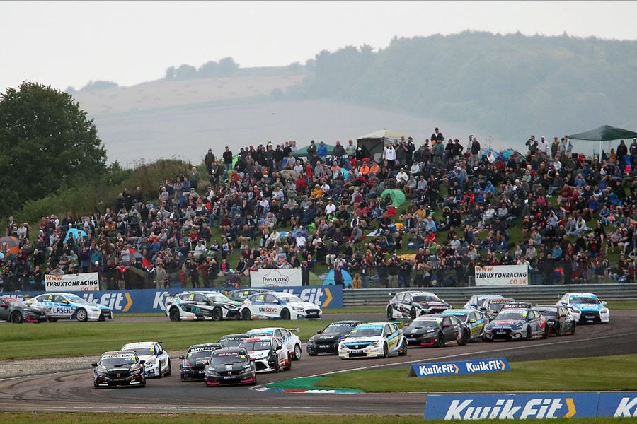 Ash Sutton extends BTCC lead with Thruxton win