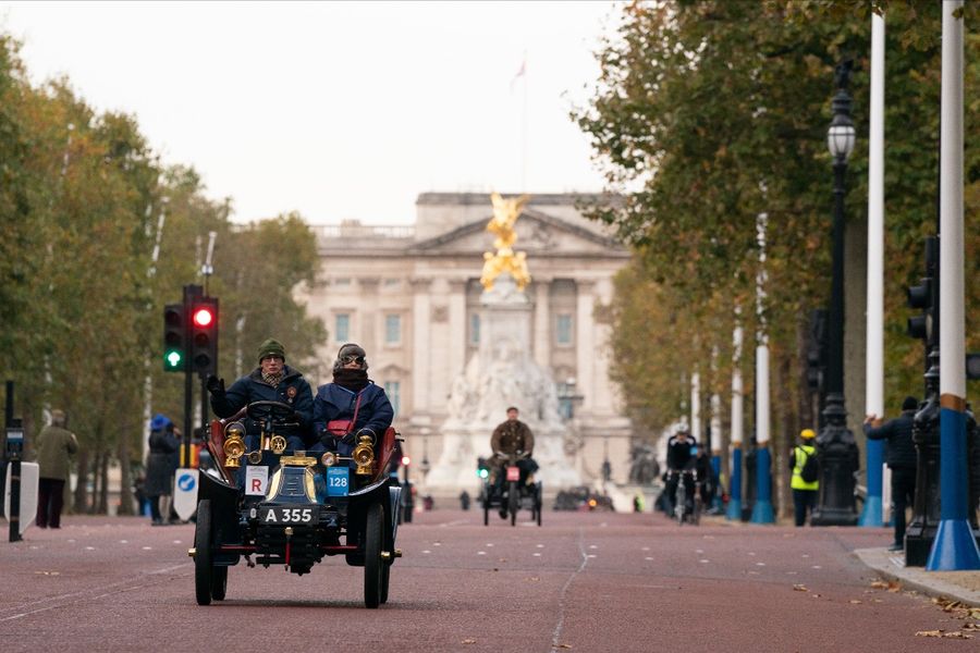 Sunshine greets veterans on London to Brighton Car Run