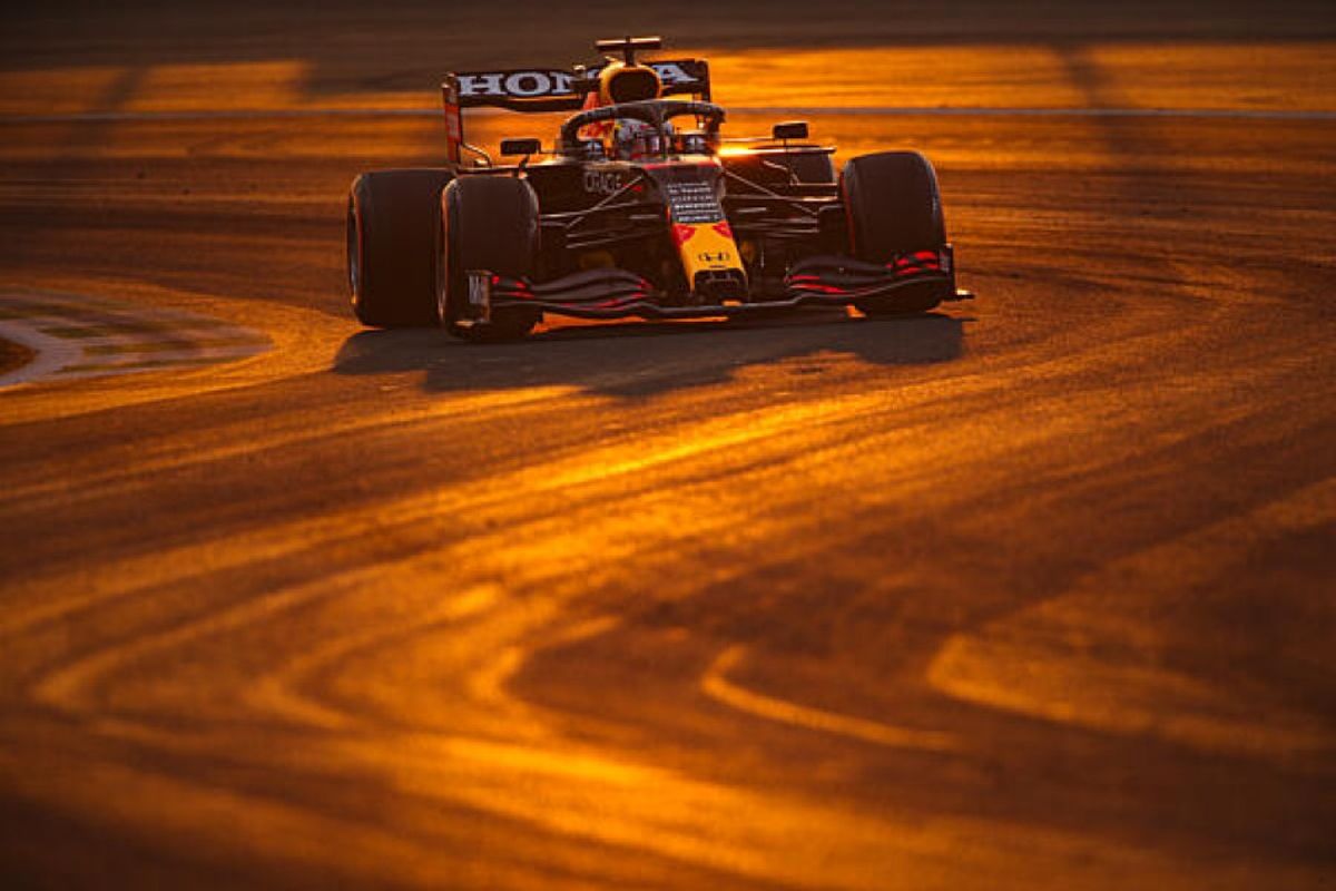 Verstappen dramatically crashes out of Saudi Arabian Grand Prix pole