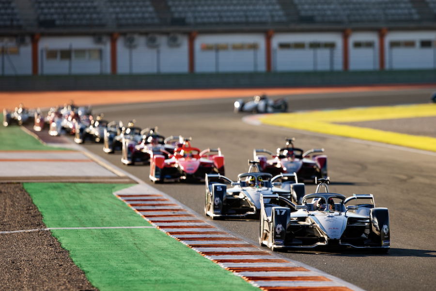 Nyck De Vries gets his FIA Formula E title defence off to the perfect start