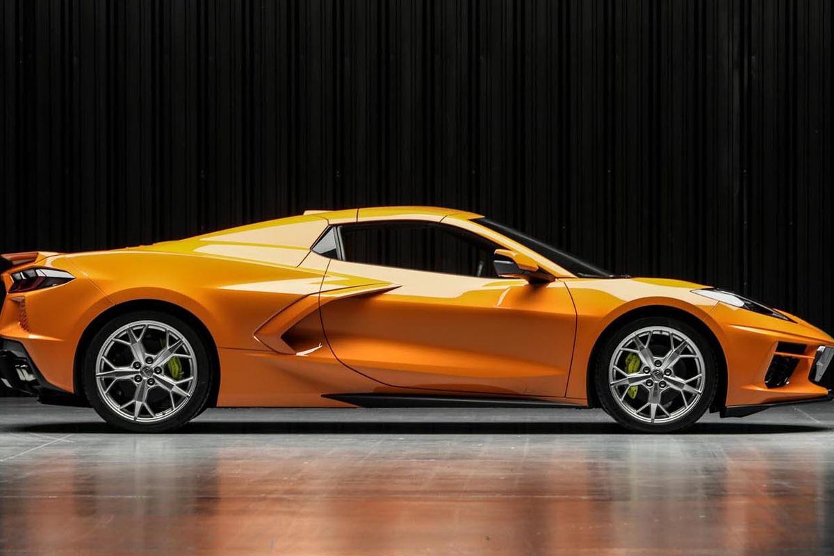 2022 Chevrolet Corvette Sting Ray 2LT Convertible @ Worldwide Auctioneers