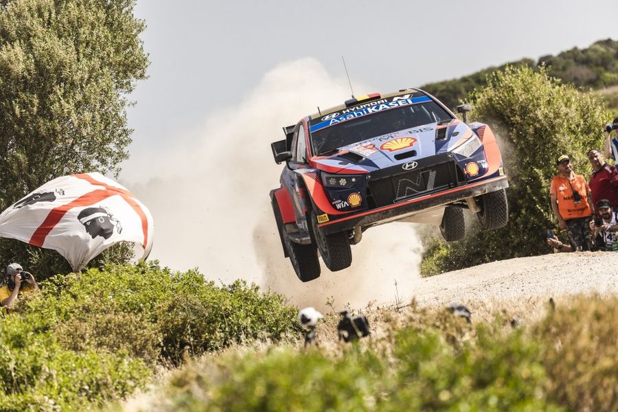 Thierry Neuville takes early lead on Rally Italia Sardegna 
