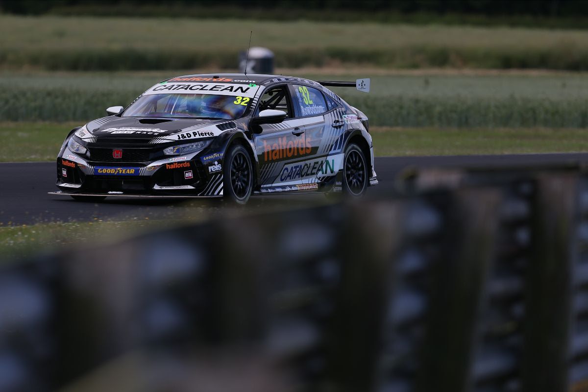 4-time BTCC champion Turkington pips Rowbottom to Croft pole by .027 secs