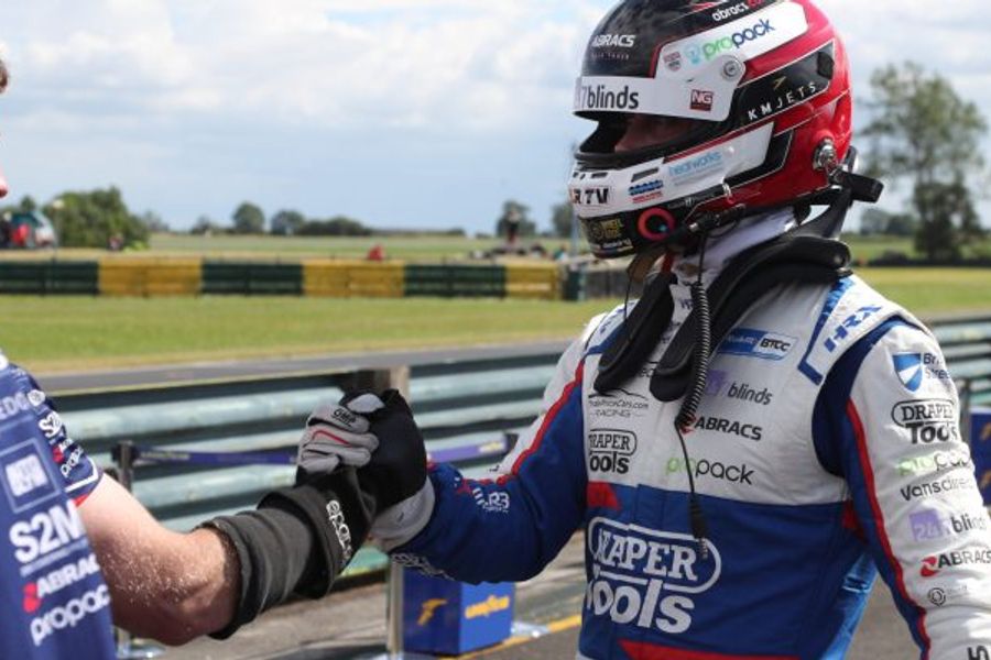Lloyd scores home win in  Croft BTCC Race 1