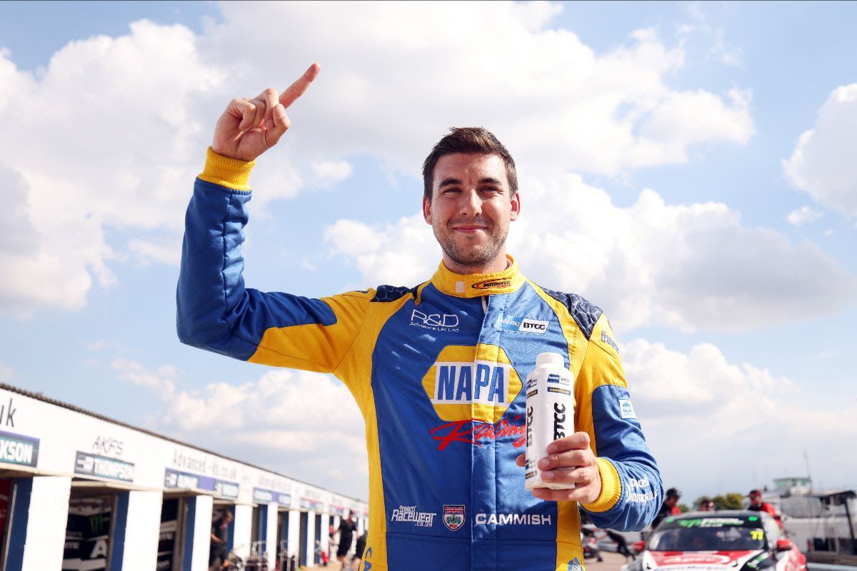  Dan Cammish takes first BTCC pole for NAPA Racing UK