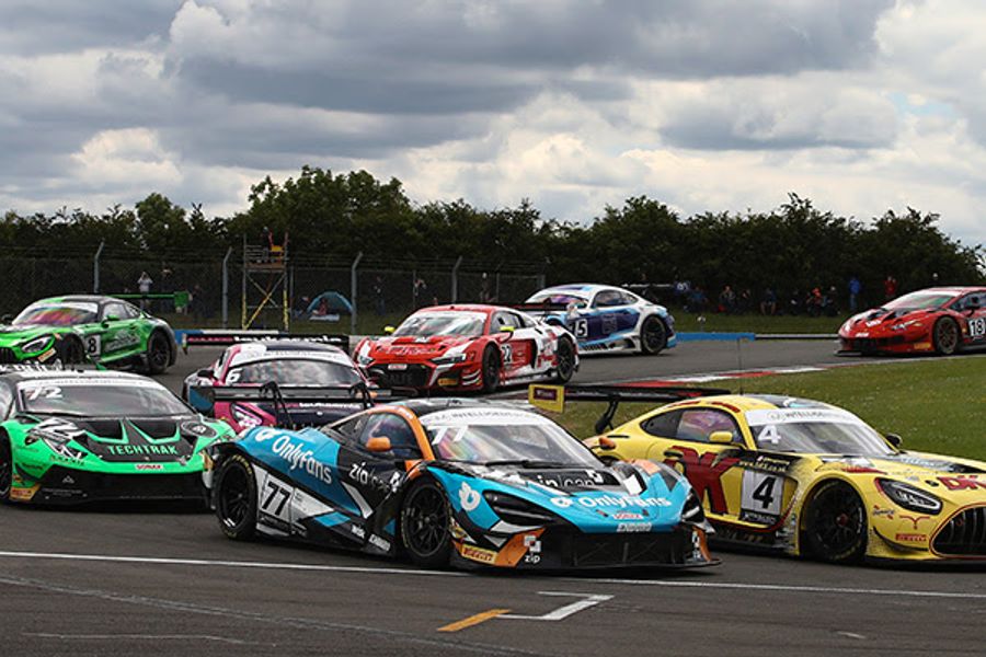 Loggie & Topham/Turner lead British GT championship contenders at Donington 