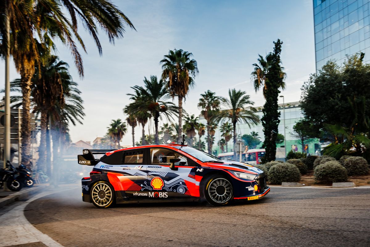 Sordo & Neuville meet America’s Cup hopeful Arnaud Psarofaghis ahead of Rally de España