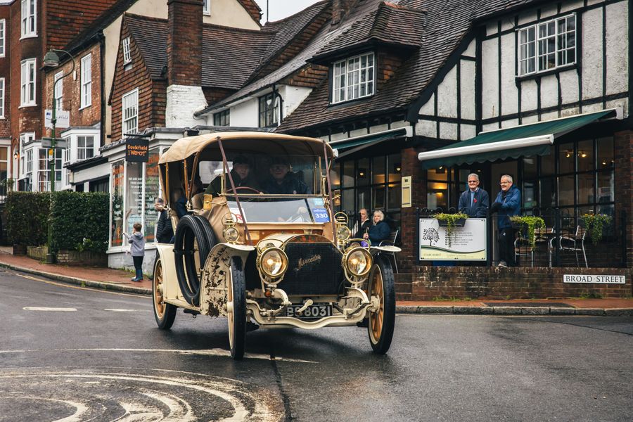 Veteran cars splash their way from London to Brighton