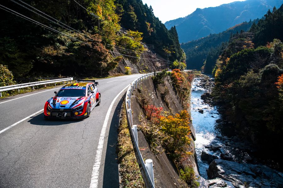   Neuville takes over from Evans to lead Rally Japan on Saturday