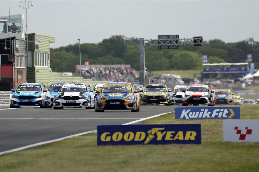 Ash Sutton stamps his mark on BTCC title with Snettereton double