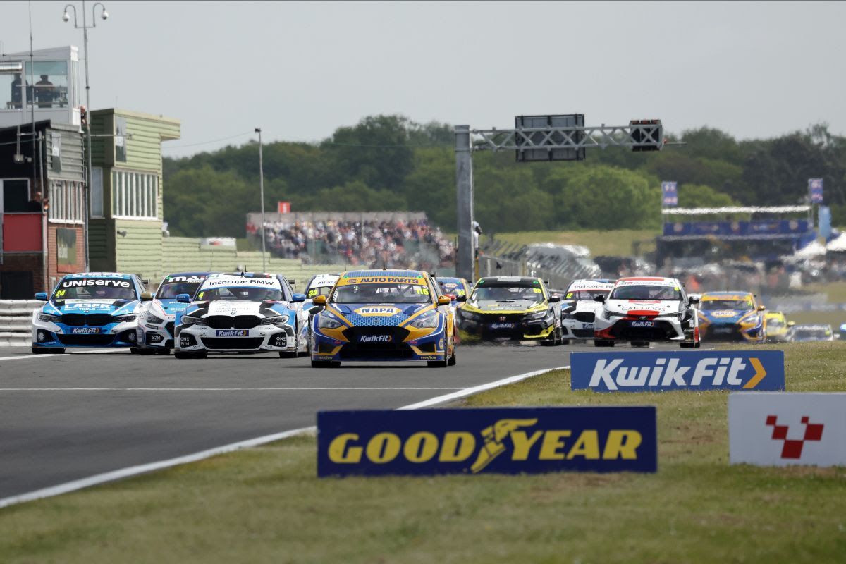 Ash Sutton stamps his mark on BTCC title with Snettereton double
