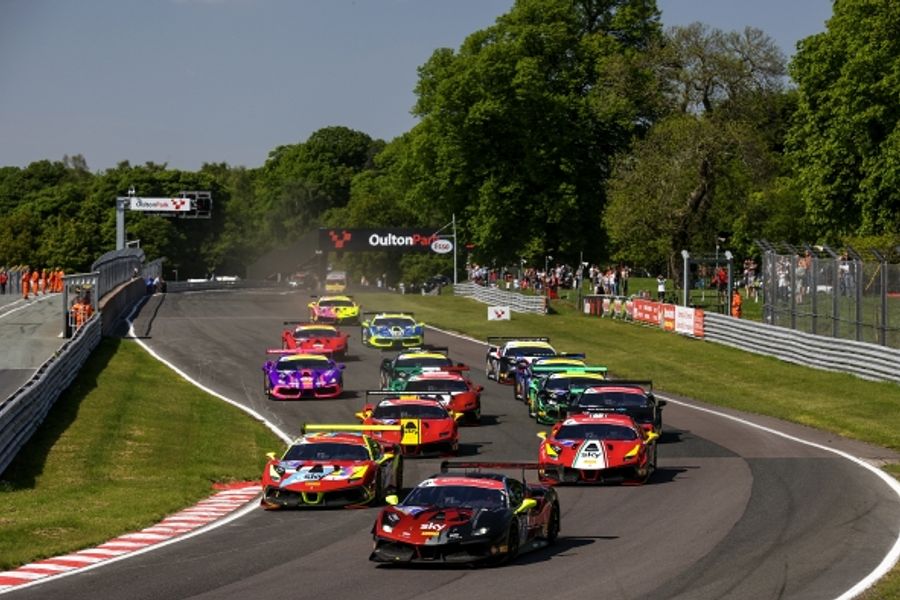 Paul Hogarth pulls off another Ferrari Challenge double @ Oulton Park