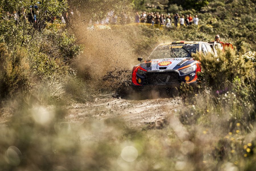 Neuville overnight leader after chaotic penultimate day of Rally Italia Sardegna
