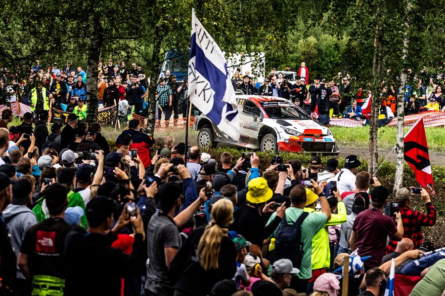 Evans leads Rally Finland after Rovanperä crashes on Friday