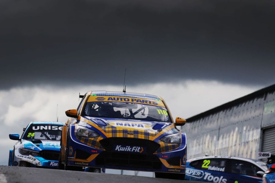 Sutton pips Cook to Knockhill BTCC pole