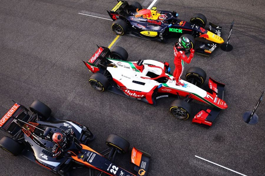 Frederik Vesti keeps Formula 2 title dreams alive with Sprint win