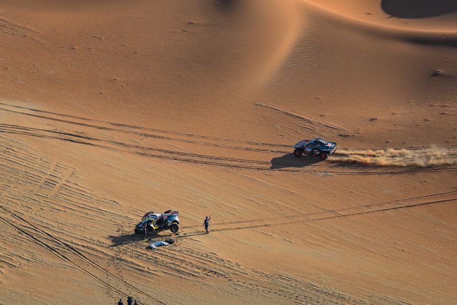 Dakar Rally: Carlos Sainz & Lucas Cruz lead  as racing resumes after rest day