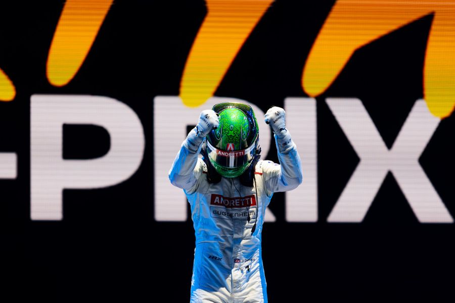  Jake Dennis outpaces his rivals in Saudi Arabian Formula E street fight
