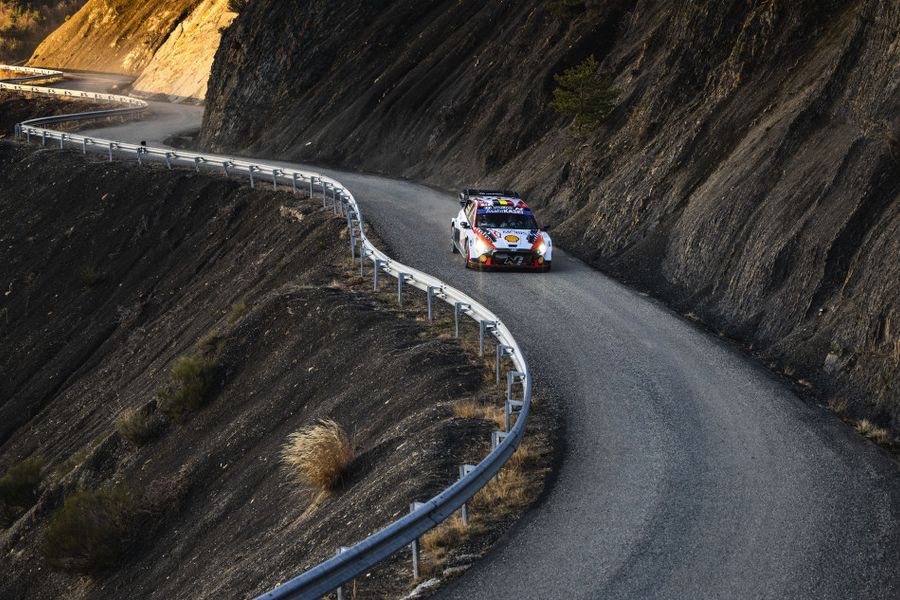 Neuville heads Ogier by 3.3s in Rallye Monte-Carlo thriller