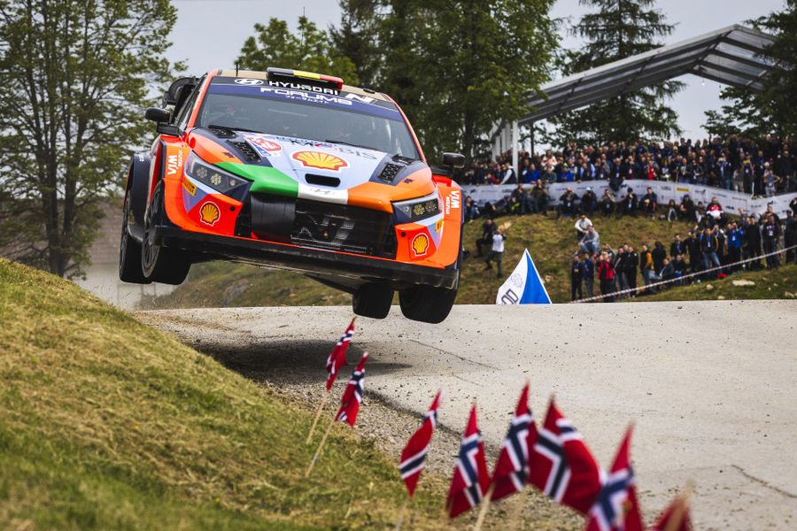 Neuville leads three-way battle into WRC Croatia Rally finale